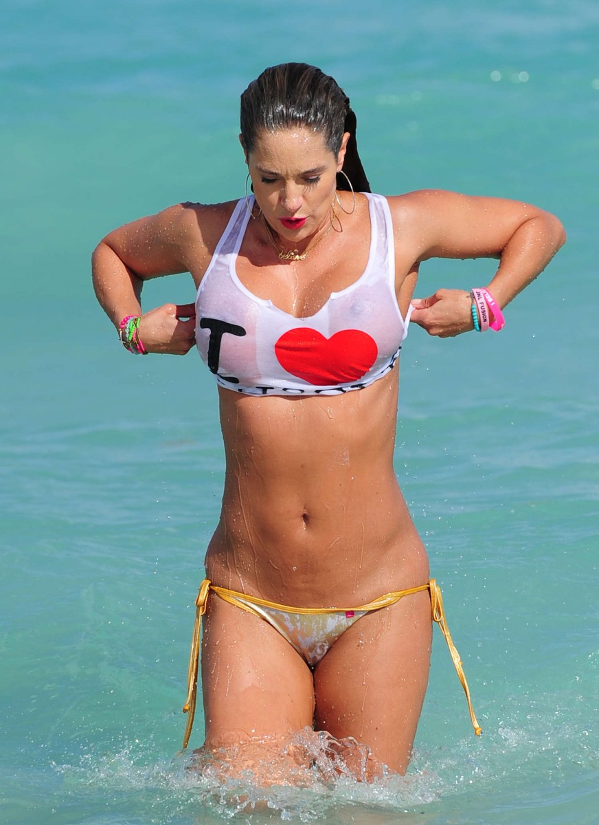 Jennifer-Nicole-Lee-in-Bikini-308