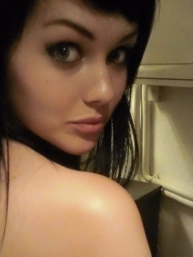 Mellisa-Clarke-Topless-Selfies-in-Black-Thong-21-cr1398714988570-675x900