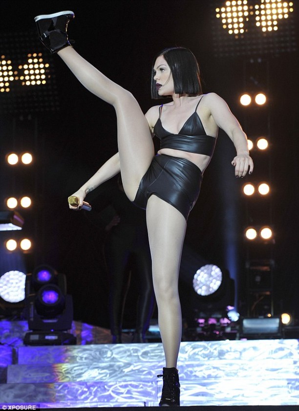 article-0-1F071F9500000578-245_634x872