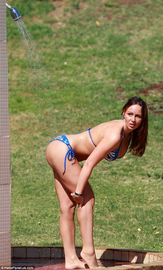 article-2666959-1F12D22600000578-390_634x1051