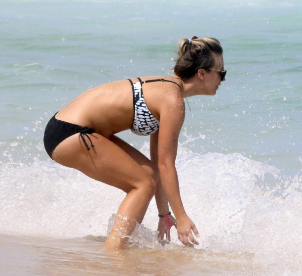 Kaley-Cuoco-111
