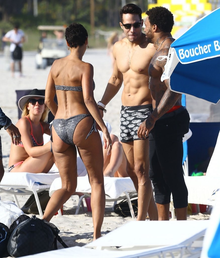 Nicole-Murphy-in-Bikini-8