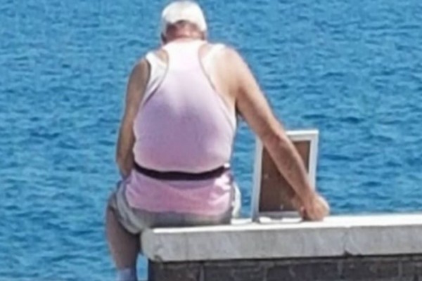 72χρονος παππούς κάθεται κάθε μέρα με μια κορνίζα στη θάλασσα... - Ο λόγος ραγίζει καρδιές - Περίεργα-Funny