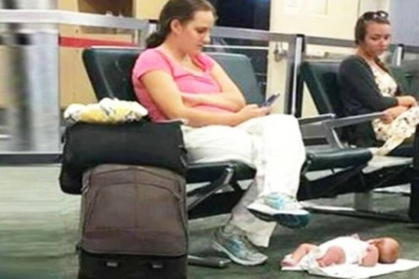 Έβγαλε φωτογραφία μια μητέρα που είχε αφήσει το μωρό της στο πάτωμα - Μόλις δείτε το λόγο θα μείνετε άφωνοι - Funny-Περίεργα